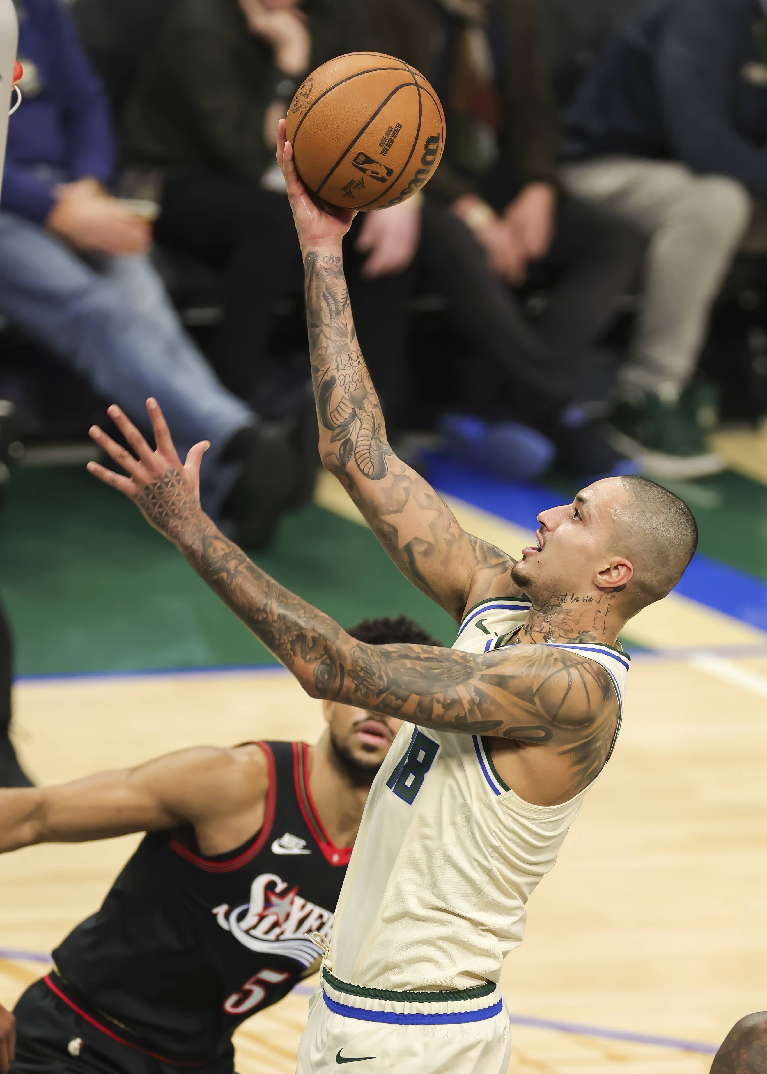 欧宝体育下载-集结日费城76人篮板制胜圣安东尼奥马刺强势反弹备战NBA季后赛，现场解说直呼：费城76人扳平良机的简单介绍